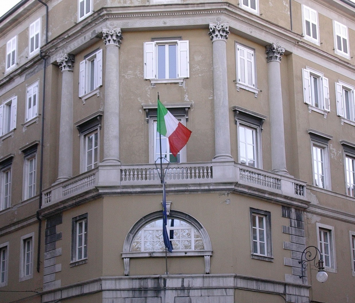 Sede vista da piazza Hortis